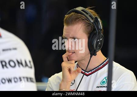 Sakhir, Bahrein. 22 febbraio 2024. BAHRAIN, Sakhir, 22 febbraio: Mick SCHUMACHER, pilota di riserva Mercedes-GP che osserva le attività durante il secondo giorno dei test di F1 al Bahrain International Circuit il 22 febbraio 2024 in Bahrain, test pre-stagione di Formula 1, foto e copyright Jerry ANDRE/ATP Images (ANDRE Jerry/ATP/SPP) crediti: SPP Sport Press Photo. /Alamy Live News Foto Stock