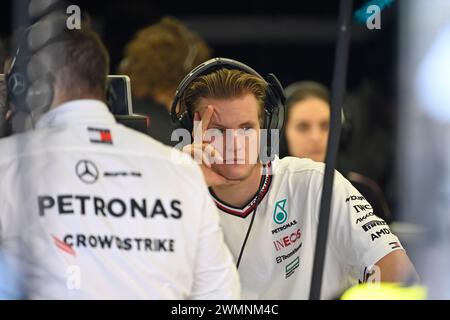 Sakhir, Bahrein. 22 febbraio 2024. BAHRAIN, Sakhir, 22 febbraio: Mick SCHUMACHER, pilota di riserva Mercedes-GP che osserva le attività durante il secondo giorno dei test di F1 al Bahrain International Circuit il 22 febbraio 2024 in Bahrain, test pre-stagione di Formula 1, foto e copyright Jerry ANDRE/ATP Images (ANDRE Jerry/ATP/SPP) crediti: SPP Sport Press Photo. /Alamy Live News Foto Stock