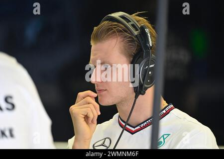 Sakhir, Bahrein. 22 febbraio 2024. BAHRAIN, Sakhir, 22 febbraio: Mick SCHUMACHER, pilota di riserva Mercedes-GP che osserva le attività durante il secondo giorno dei test di F1 al Bahrain International Circuit il 22 febbraio 2024 in Bahrain, test pre-stagione di Formula 1, foto e copyright Jerry ANDRE/ATP Images (ANDRE Jerry/ATP/SPP) crediti: SPP Sport Press Photo. /Alamy Live News Foto Stock