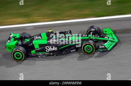 Sakhir, Bahrein. 23 febbraio 2024. BAHRAIN, Sakhir, 23 febbraio: #24, Guanyu ZHOU, CHN, puntata SAUBER F1 Team durante il terzo giorno dei test di F1 al Bahrain International Circuit il 23 febbraio 2024 in Bahrain, test pre-stagione di Formula 1, foto e copyright Jerry ANDRE/ATP Images (ANDRE Jerry/ATP/SPP) credito: SPP Sport Press Photo. /Alamy Live News Foto Stock
