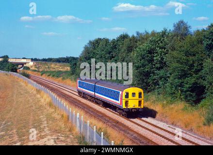 La classe 207 “thumper” diesel numero di unità multiple 207101 che opera un servizio «Marshlink» della rete sud-orientale si avvicina a Ham Street il 14 agosto 1994. Foto Stock