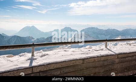 Piattaforma di osservazione in cima alla montagna. Cima alpina innevata tra Germania e Austria - Zugspitze. Foto Stock