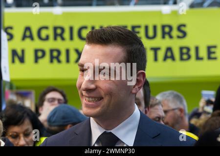 Parigi, Francia. 24 febbraio 2024. Jordan Bardella, presidente del Rassemblement National (RN), visita la 60a fiera internazionale dell'agricoltura. Foto Stock