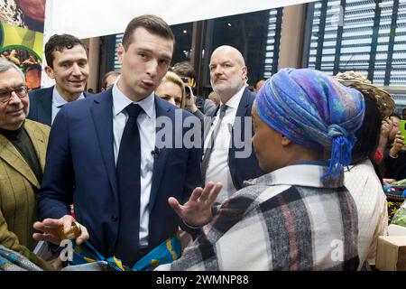 Parigi, Francia. 24 febbraio 2024. Jordan Bardella, presidente del Rassemblement National (RN), visita la 60a fiera internazionale dell'agricoltura. Foto Stock