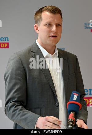 Duesseldorf, Germania. 27 febbraio 2024. Henning Höne, leader del gruppo parlamentare FDP nel parlamento statale della Renania settentrionale-Vestfalia, parla della politica scolastica nello stato e dell'energia da fusione. Crediti: Florian Gut/dpa/Alamy Live News Foto Stock