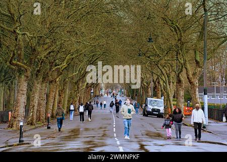 Glasgow, Scozia, Regno Unito. 27 febbraio 2024. Tempo nel Regno Unito: La giornata umida ha visto il tempo primaverile per la gente del posto su Kelvin Way vicino al parco kelvingrove nel West End Credit Gerard Ferry/Alamy Live News Foto Stock