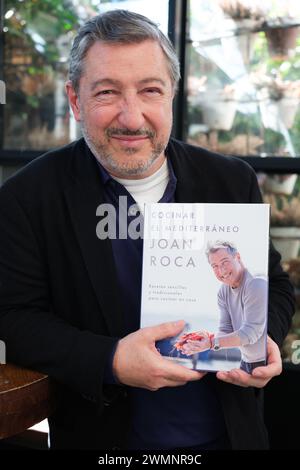 Lo chef Joan Roca posa durante la presentazione del libro, CUCINARE IL MEDITERRANEO a Madrid. 27 febbraio 2024 Spagna Foto Stock