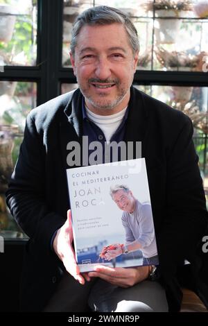 Lo chef Joan Roca posa durante la presentazione del libro, CUCINARE IL MEDITERRANEO a Madrid. 27 febbraio 2024 Spagna Foto Stock