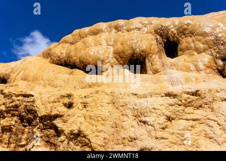 Le sorgenti minerarie lungo la strada vicino alla Georgian Military Road Foto Stock