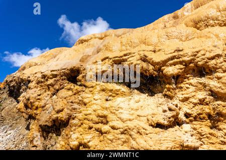 Le sorgenti minerarie lungo la strada vicino alla Georgian Military Road Foto Stock