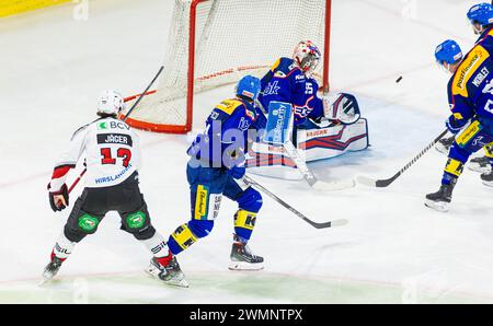 EHC Kloten - Losanna HC, Stimo Arena, National League NL, stagione regolare: Der Schuss von #17 Ken Jäger (Laussanne) verfehlt das Tor von Torhüter #55 Foto Stock