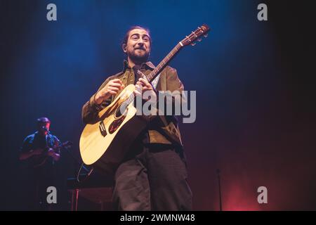 Copenaghen, Danimarca. 23 febbraio 2024. Il cantante, cantautore e musicista americano Noah Kahan esegue un concerto dal vivo al KB Hallen di Frederiksberg, Copenaghen. (Foto: Gonzales Photo - Peter Troest). Foto Stock