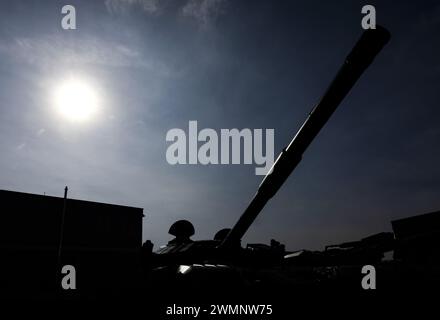 Olomoucka, Repubblica Ceca. 27 febbraio 2024. OLOMOUCKA - Un carro armato T-72 presso la fabbrica di armi dell'Esercito di Excalibur. I carri armati sono stati in parte modernizzati con denaro olandese e vengono consegnati all'Ucraina, che li utilizza nella lotta contro la Russia. ANP SEM VAN DER WAL netherlands Out - belgio Out crediti: ANP/Alamy Live News Foto Stock