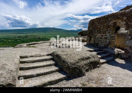 Uplistsikhe è un'antica città scavata nella roccia nella Georgia orientale, costruita su un'alta riva rocciosa sinistra del fiume Mtkvari, contiene varie strutture dati Foto Stock