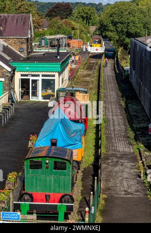 Vista ritratto che guarda in basso sulla stazione ferroviaria di Great Torrington, la ferrovia di Tarka e il Tarka Trail dal ponte di Rolle, la principale A386 a Bideford. Foto Stock