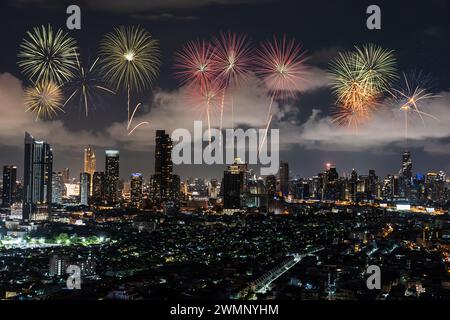 I numerosi fuochi d'artificio illuminano il cielo notturno sopra lo skyline di Bangkok, Thailandia. Foto Stock