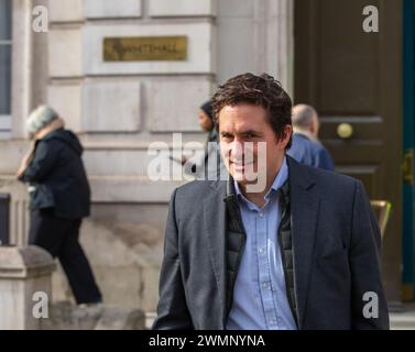 Londra, Regno Unito. 26 febbraio Johnny Mercer, Ministro dei Veterani visto fuori dall'ufficio del gabinetto 70 Whitehall credito: Richard Lincoln/Alamy Live News Foto Stock