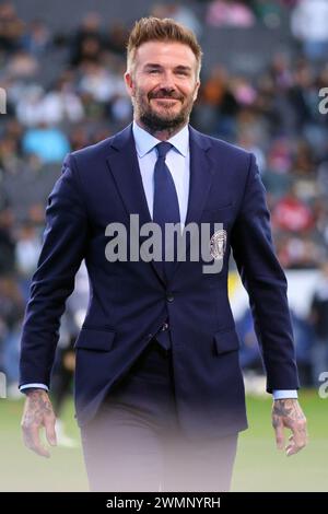 il presidente e proprietario dell'Inter Miami CF David Beckham sorride prima di una partita di calcio della MLS contro il Los Angeles Galaxy, domenica 25 febbraio 2024, a Carson, Calif. (Kevin Terrell/immagine dello sport) Foto Stock