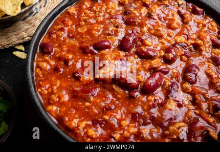 Peperoncino con carne in primo piano. Cibo messicano fatto in casa, peperoncino con fagioli rossi e manzo macinato, cottura di farine di fibre proteiche. Foto Stock