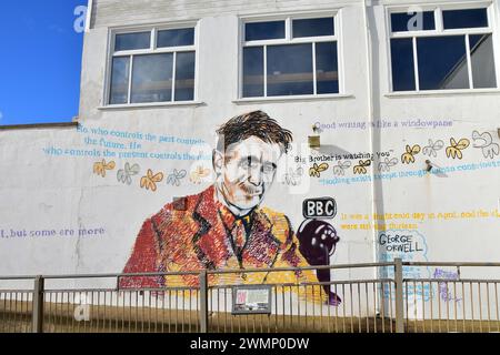 George Orwell presso BBC Mural, Southwold Pier, Suffolk, Inghilterra, Regno Unito con le citazioni di Classic Books 1984 e Animal Farm Foto Stock