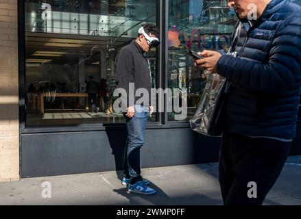 All'esterno dell'Apple store nel Meatpacking District di New York, un uomo prova la nuova cuffia Apple Vision Pro martedì 20 febbraio 2024. (© Richard B. Levine) Foto Stock