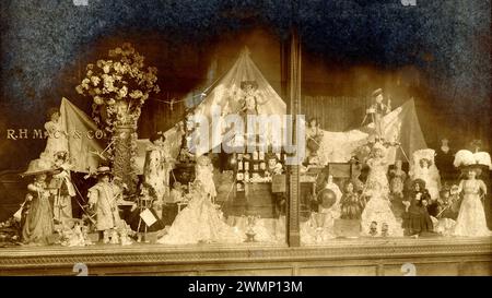 Macys History, R. H. Macy History, Macys 1890s, Macys display Window with Bisque Dolls circa 1900, New York Macys, Gilded Age. Foto Stock