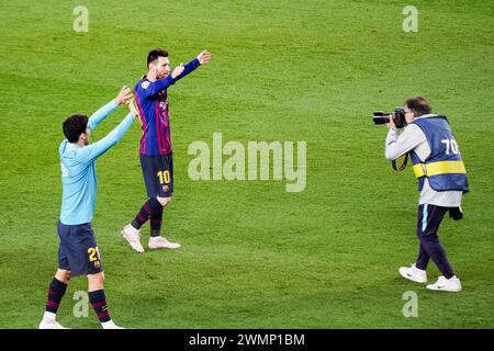 CELEBRAZIONE DEL TITOLO, BARCELONA FC, 2019: Lionel messi guida i giocatori del Barcellona nella loro parata del giro della vittoria per festeggiare con i tifosi e i loro bambini piccoli. L'ultima partita della Liga 2018-19 in Spagna tra Barcellona FC e Levante a Camp Nou, Barcellona, il 27 aprile 2019. Barca ha vinto la partita 1-0 con un gol del secondo tempo messi che ha conquistato i titoli della Liga e l'ottavo in 11 anni. Foto Stock