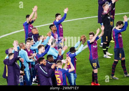 CELEBRAZIONE DEL TITOLO, BARCELONA FC, 2019: I giocatori del Barcellona salutano i loro fan hardcore Culers durante la loro parata sul giro della vittoria per festeggiare con i tifosi e i loro bambini piccoli. L'ultima partita della Liga 2018-19 in Spagna tra Barcellona FC e Levante a Camp Nou, Barcellona, il 27 aprile 2019. Barca ha vinto la partita 1-0 con un gol del secondo tempo messi che ha conquistato i titoli della Liga e l'ottavo in 11 anni. Foto Stock