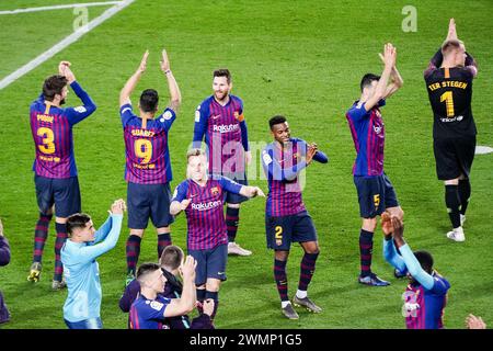 CELEBRAZIONE DEL TITOLO, BARCELONA FC, 2019: I giocatori del Barcellona salutano i loro fan hardcore Culers durante la loro parata sul giro della vittoria per festeggiare con i tifosi e i loro bambini piccoli. L'ultima partita della Liga 2018-19 in Spagna tra Barcellona FC e Levante a Camp Nou, Barcellona, il 27 aprile 2019. Barca ha vinto la partita 1-0 con un gol del secondo tempo messi che ha conquistato i titoli della Liga e l'ottavo in 11 anni. Foto Stock