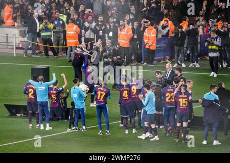 CELEBRAZIONE DEL TITOLO, BARCELONA FC, 2019: Messi conquista il trofeo del campionato e la sua squadra applaude. I giocatori del Barcellona in gara per festeggiare con i tifosi e i loro bambini piccoli. L'ultima partita della Liga 2018-19 in Spagna tra Barcellona FC e Levante a Camp Nou, Barcellona, il 27 aprile 2019. Barca ha vinto la partita 1-0 con un gol del secondo tempo messi che ha conquistato i titoli della Liga e l'ottavo in 11 anni. Foto Stock