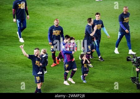 MESSI, JORDI ALBA, BAMBINI, CELEBRAZIONE DEL TITOLO, BARCELONA FC, 2019: Lionel Meassi e Jordi Alba e i loro figli piccoli. I giocatori del Barcellona in gara per festeggiare con i tifosi e i loro bambini piccoli. L'ultima partita della Liga 2018-19 in Spagna tra Barcellona FC e Levante a Camp Nou, Barcellona, il 27 aprile 2019. Barca ha vinto la partita 1-0 con un gol del secondo tempo messi che ha conquistato i titoli della Liga e l'ottavo in 11 anni. Foto Stock