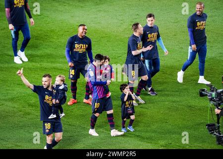 MESSI, JORDI ALBA, BAMBINI, CELEBRAZIONE DEL TITOLO, BARCELONA FC, 2019: Lionel Meassi e Jordi Alba e i loro figli piccoli. I giocatori del Barcellona in gara per festeggiare con i tifosi e i loro bambini piccoli. L'ultima partita della Liga 2018-19 in Spagna tra Barcellona FC e Levante a Camp Nou, Barcellona, il 27 aprile 2019. Barca ha vinto la partita 1-0 con un gol del secondo tempo messi che ha conquistato i titoli della Liga e l'ottavo in 11 anni. Foto Stock