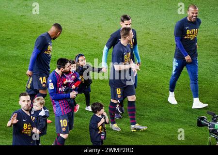 MESSI, BAMBINI, CELEBRAZIONE DEL TITOLO, BARCELONA FC, 2019: Lionel Meassi e i suoi figli piccoli. I giocatori del Barcellona in gara per festeggiare con i tifosi e i loro bambini piccoli. L'ultima partita della Liga 2018-19 in Spagna tra Barcellona FC e Levante a Camp Nou, Barcellona, il 27 aprile 2019. Barca ha vinto la partita 1-0 con un gol del secondo tempo messi che ha conquistato i titoli della Liga e l'ottavo in 11 anni. Foto Stock