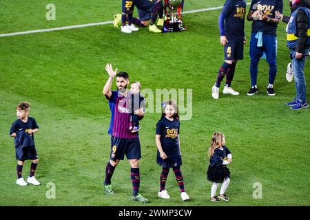 CELEBRAZIONE DEL TITOLO, BARCELONA FC, 2019: Luis Suarez e i suoi giovanissimi figli. I giocatori del Barcellona in gara per festeggiare con i tifosi e i loro bambini piccoli. L'ultima partita della Liga 2018-19 in Spagna tra Barcellona FC e Levante a Camp Nou, Barcellona, il 27 aprile 2019. Barca ha vinto la partita 1-0 con un gol del secondo tempo messi che ha conquistato i titoli della Liga e l'ottavo in 11 anni. Foto Stock