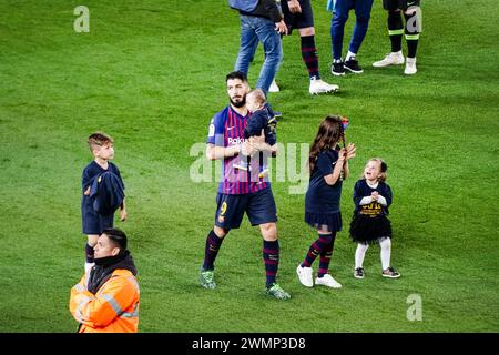 CELEBRAZIONE DEL TITOLO, BARCELONA FC, 2019: Luis Suarez e i suoi giovanissimi figli. I giocatori del Barcellona in gara per festeggiare con i tifosi e i loro bambini piccoli. L'ultima partita della Liga 2018-19 in Spagna tra Barcellona FC e Levante a Camp Nou, Barcellona, il 27 aprile 2019. Barca ha vinto la partita 1-0 con un gol del secondo tempo messi che ha conquistato i titoli della Liga e l'ottavo in 11 anni. Foto Stock