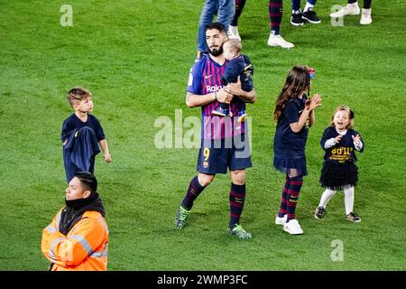 CELEBRAZIONE DEL TITOLO, BARCELONA FC, 2019: Luis Suarez e i suoi giovanissimi figli. I giocatori del Barcellona in gara per festeggiare con i tifosi e i loro bambini piccoli. L'ultima partita della Liga 2018-19 in Spagna tra Barcellona FC e Levante a Camp Nou, Barcellona, il 27 aprile 2019. Barca ha vinto la partita 1-0 con un gol del secondo tempo messi che ha conquistato i titoli della Liga e l'ottavo in 11 anni. Foto Stock