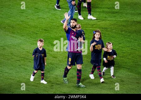 CELEBRAZIONE DEL TITOLO, BARCELONA FC, 2019: Luis Suarez e i suoi giovanissimi figli. I giocatori del Barcellona in gara per festeggiare con i tifosi e i loro bambini piccoli. L'ultima partita della Liga 2018-19 in Spagna tra Barcellona FC e Levante a Camp Nou, Barcellona, il 27 aprile 2019. Barca ha vinto la partita 1-0 con un gol del secondo tempo messi che ha conquistato i titoli della Liga e l'ottavo in 11 anni. Foto Stock