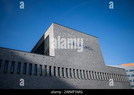 Den Haag, Paesi Bassi. 27 febbraio 2024. L'immagine mostra gli edifici dell'Europol durante una visita reale presso la sede dell'Europol a l'Aia, nei Paesi Bassi, martedì 27 febbraio 2024. Europol è l'agenzia di polizia europea incaricata di aiutare gli Stati membri dell'Unione europea a prevenire e combattere tutte le forme gravi di criminalità organizzata e internazionale, criminalità informatica e terrorismo. La visita spiegherà il lavoro dell'agenzia e il suo funzionamento, prima di un incontro con i belgi che vi lavorano. BELGA PHOTO JASPER JACOBS credito: Belga News Agency/Alamy Live News Foto Stock