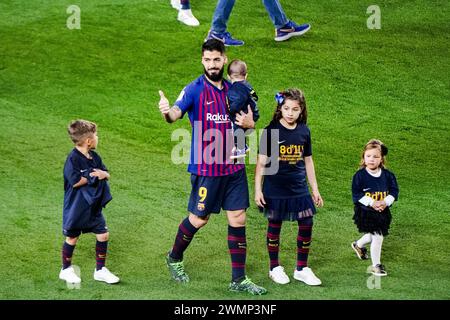 CELEBRAZIONE DEL TITOLO, BARCELONA FC, 2019: Luis Suarez e i suoi giovanissimi figli. I giocatori del Barcellona in gara per festeggiare con i tifosi e i loro bambini piccoli. L'ultima partita della Liga 2018-19 in Spagna tra Barcellona FC e Levante a Camp Nou, Barcellona, il 27 aprile 2019. Barca ha vinto la partita 1-0 con un gol del secondo tempo messi che ha conquistato i titoli della Liga e l'ottavo in 11 anni. Foto Stock