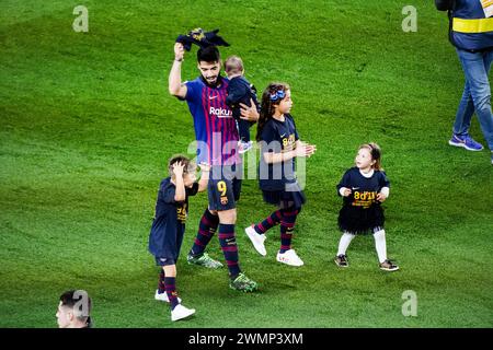 CELEBRAZIONE DEL TITOLO, BARCELONA FC, 2019: Luis Suarez e i suoi giovanissimi figli. I giocatori del Barcellona in gara per festeggiare con i tifosi e i loro bambini piccoli. L'ultima partita della Liga 2018-19 in Spagna tra Barcellona FC e Levante a Camp Nou, Barcellona, il 27 aprile 2019. Barca ha vinto la partita 1-0 con un gol del secondo tempo messi che ha conquistato i titoli della Liga e l'ottavo in 11 anni. Foto Stock