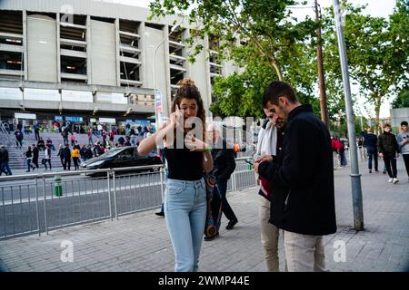 TELEFONO CELLULARE, TIFOSI, BARCELONA FC, CELEBRAZIONE DEL TITOLO 2019: Una donna in una conversione di telefono cellulare riscaldata fuori dallo stadio. I tifosi di Barcellona al Camp Nou celebrano la vittoria del titolo la Liga con stile. L'ultima partita della Liga 2018-19 in Spagna tra Barcellona FC e Levante a Camp Nou, Barcellona, il 27 aprile 2019. Barca ha vinto la partita 1-0 con un gol del secondo tempo messi che ha conquistato i titoli della Liga e l'ottavo in 11 anni. Foto Stock