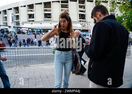 TELEFONO CELLULARE, TIFOSI, BARCELONA FC, CELEBRAZIONE DEL TITOLO 2019: Una donna in una conversione di telefono cellulare riscaldata fuori dallo stadio. I tifosi di Barcellona al Camp Nou celebrano la vittoria del titolo la Liga con stile. L'ultima partita della Liga 2018-19 in Spagna tra Barcellona FC e Levante a Camp Nou, Barcellona, il 27 aprile 2019. Barca ha vinto la partita 1-0 con un gol del secondo tempo messi che ha conquistato i titoli della Liga e l'ottavo in 11 anni. Foto Stock