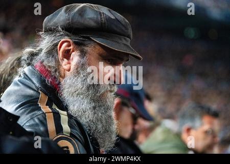 GRANDE BARBA, FAN SENIOR DELLA CODA DI CAVALLO, BARCELONA FC, CELEBRAZIONE DEL TITOLO 2019: Un tifoso anziano dall'aspetto teso in un berretto con una barba enorme. I tifosi di Barcellona al Camp Nou celebrano la vittoria del titolo la Liga con stile. L'ultima partita della Liga 2018-19 in Spagna tra Barcellona FC e Levante a Camp Nou, Barcellona, il 27 aprile 2019. Barca ha vinto la partita 1-0 con un gol del secondo tempo messi che ha conquistato i titoli della Liga e l'ottavo in 11 anni. Foto Stock