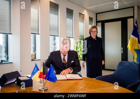 Re Filippo - Filip del Belgio e direttore esecutivo di Europol Catherine De bolle nella foto durante una visita reale presso la sede centrale di Europol a l'Aia, nei Paesi Bassi, martedì 27 febbraio 2024. Europol è l'agenzia di polizia europea incaricata di aiutare gli Stati membri dell'Unione europea a prevenire e combattere tutte le forme gravi di criminalità organizzata e internazionale, criminalità informatica e terrorismo. La visita spiegherà il lavoro dell'agenzia e il suo funzionamento, prima di un incontro con i belgi che vi lavorano. BELGA FOTO JASPER JACOBS Foto Stock