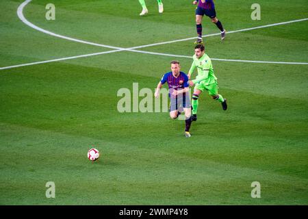 ARTHUR, BARCELONA FC, 2019: Arthur Melo fa una pausa a centrocampo. L'ultima partita della Liga 2018-19 in Spagna tra Barcellona FC e Levante a Camp Nou, Barcellona, il 27 aprile 2019. Barca ha vinto la partita 1-0 con un gol del secondo tempo messi che ha conquistato i titoli della Liga e l'ottavo in 11 anni. Foto Stock