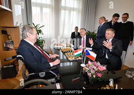 L'ex presidente Milos Zeman (sinistra) incontra il primo ministro slovacco Robert Fico (destra) e il primo ministro ungherese Viktor Orban (centro) a Praga, Repubblica Ceca, il 27 febbraio 2024. In piedi da destra ci sono l'ex portavoce presidenziale di Zeman Jiri Ovcacek e il terzo dal cancelliere di destra Vratislav Mynar. (CTK Photo/Vit Simanek) Foto Stock