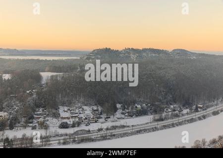 Aussichtvon der Bastei auf den Rauenstein mit Schnee kurz vor Sonnenaufgang, Sächsische Schweiz, Sachsen, Deutschland *** Vista dal Bastei al Foto Stock