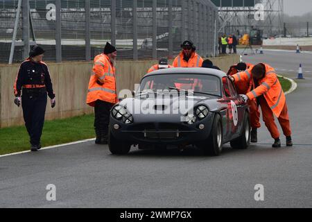 Con un piccolo aiuto da parte dei miei amici, David Lloyd, Jensen CV8, prima corsa nel 1952 il Trofeo Pomeroy presenta auto di ogni epoca e tipo, è il Vin Foto Stock