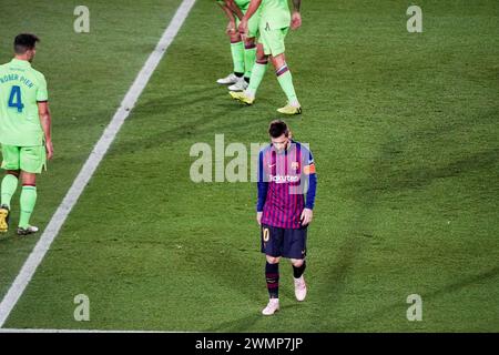 LIONEL MESSI, BARCELONA FC, 2019: Lionel messi cammina verso la linea di contatto con la testa inchinata. L'ultima partita della Liga 2018-19 in Spagna tra Barcellona FC e Levante a Camp Nou, Barcellona, il 27 aprile 2019. Barca ha vinto la partita 1-0 con un gol del secondo tempo messi che ha conquistato i titoli della Liga e l'ottavo in 11 anni. Foto Stock