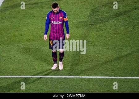 LIONEL MESSI, BARCELONA FC, 2019: Lionel messi cammina verso la linea di contatto con la testa inchinata. L'ultima partita della Liga 2018-19 in Spagna tra Barcellona FC e Levante a Camp Nou, Barcellona, il 27 aprile 2019. Barca ha vinto la partita 1-0 con un gol del secondo tempo messi che ha conquistato i titoli della Liga e l'ottavo in 11 anni. Foto Stock